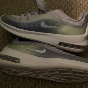 Women’s Nike Air Max Athletic Shoes Size 8.5